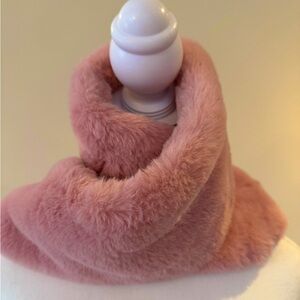 Scarf wrap around, wear many ways. Very soft and stylish. Faux fur.